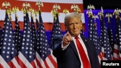 Presiden AS terpilih Donald Trump naik ke atas panggung untuk menyampaikan pidato di hadapan para pendukungnya di West Palm Beach, Florida, pada 6 November 2024. (Foto: Reuters/Brian Snyder)