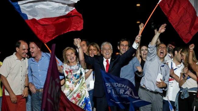 Sebastián Piñera y su esposa, Cecilia Morel, celebran en Santiago, el triunfo del domingo en la segunda vuelta de las elecciones presidenciales chilenas.