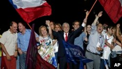 17일 남미 칠레에서 퇴임한지 4년 만에 다시 대통령에 당선된 세바스티안 피녜라 전 대통령(가운데)과 부인 세실리아 모렐 여사가 지지들과 함께 승리를 자축하고 있다. 