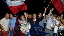 Sebastián Piñera y su esposa, Cecilia Morel, celebran en Santiago, el triunfo del domingo en la segunda vuelta de las elecciones presidenciales chilenas.