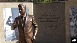 Patung bronze Presiden John F. Kennedy di pusat kota Fort Worth, Texas, merupakan bagian dari penghormatan warga setempat untuk mengenang Presiden Amerika yang tertembak setelah menyampaikan pidatonya di lokasi tersebut, 49 tahun yang lalu (Foto: dok).