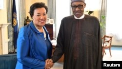 Patricia Scotland avec Muhamed Buhari lors d'une précédente visite en Afrique, le 11 mai 2016.