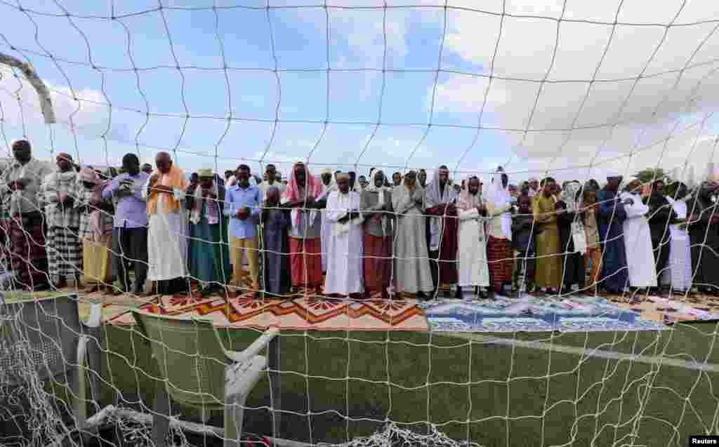 Warga Somalia melaksanakan salat Ied di Mogadishu, Somalia, 4 Juni 2019. (Foto: Feisal Omar/Reuters)