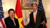 美国国务卿约翰•克里与越南副总理兼外长范平明在美国国务院（2014年10月2日）