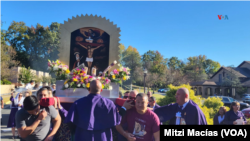 Procesión del Señor de los Milagros en la parroquia San Francisco de Asís en Triangle, Virginia celebrada el 20 de octubre de 2024.