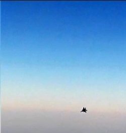 미 F-15 전투기가 시리아 영공을 넘어 이란 여객기에 근접 비행했다며, 이란 관영 통신이 24일 여객기 안에서 촬영한 동영상 캡처 사진을 공개했다.
