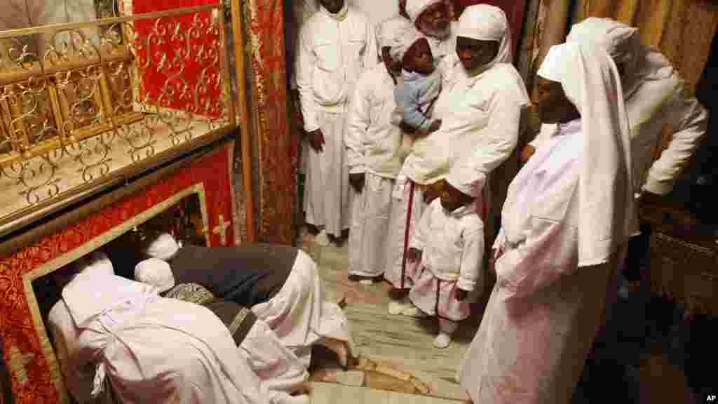 Des chrétiens du Nigeria prient dans la grotte de l'église de la Nativité, traditionnellement considéré par les chrétiens comme le lieu de naissance de Jésus-Christ, dans la ville de Bethléem en Cisjordanie, 24 décembre 2012.