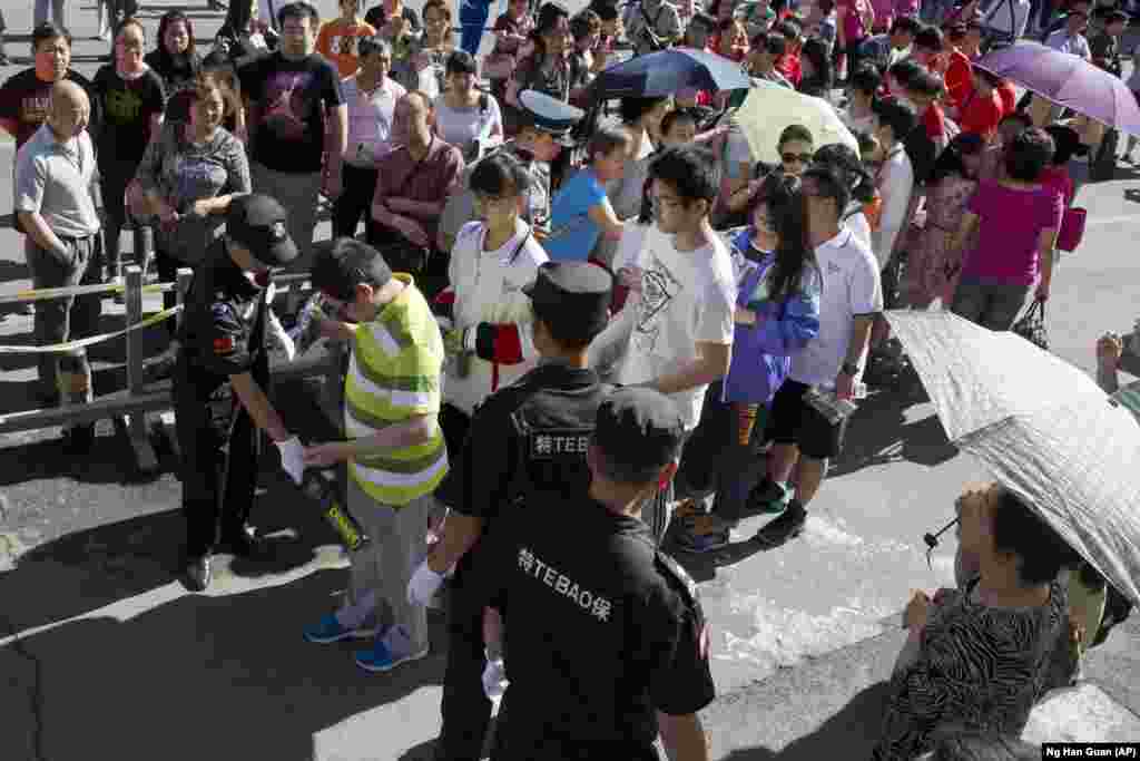 在北京一所学校，保安人员使用金属探测器检查参加高考的学生（2015年6月7日）。2015年全国有900多万学生参加为期两天的考试，当年大学招生700万人。2018年， 武汉考生不能戴手表入场， 宁夏回族自治区禁止携带手机进入考场，否则不论是否开机，一律按作弊处理。 北京和吉林省在考场周边进行电磁监测，侦查疑似作弊信号。 前《中国青年报》&ldquo;冰点&rdquo;栏目主编李大同对美国之音说：&ldquo;这种防范也是没有办法，因为中国目前能够想到的，唯一还能够保证一点公平的一种做法，就是人人都考试。你要是没有这一点，那就更乱套了。所以现在都是风行作弊，这是整个社会道德堤坝崩溃的表现。&rdquo;