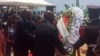 Daniel Kablan a déposé une gerbe de fleur sur le lieu du drame, à Grand Bassam, le 13 mars 2017. (VOA/ Georges ibrahim Tounkara)