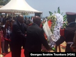 Daniel Kablan a déposé une gerbe de fleur sur le lieu du drame, à Grand Bassam, le 13 mars 2017. (VOA/ Georges ibrahim Tounkara)