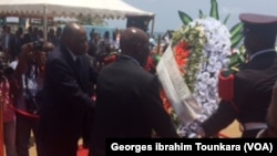 Daniel Kablan a déposé une gerbe de fleur sur le lieu du drame, à Grand Bassam, le 13 mars 2017. (VOA/ Georges ibrahim Tounkara)