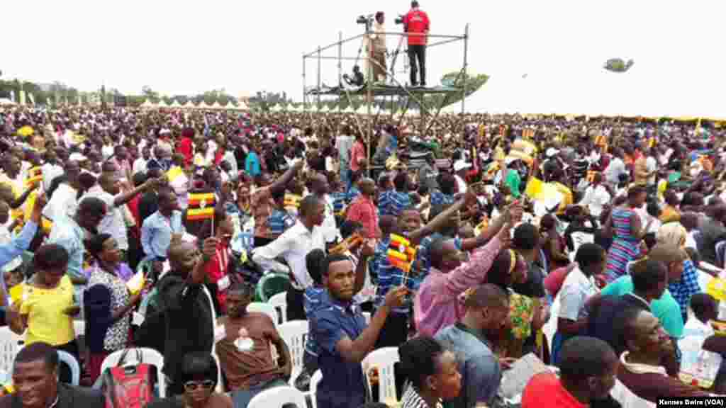 Vijana wa Uganda wanamsubiri Papa kuwasili Kolo kuwahutubia