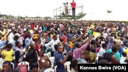 La jeunesse ougandaise attend le pape à Kampala, le 28 novembre 2015. (VOA)