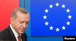 Turkish President Recep Tayyip Erdogan arrives to greet European Council President Donald Tusk before a meeting at the European Council in Brussels, Belgium, May 25, 2017.