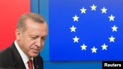 Turkish President Recep Tayyip Erdogan arrives to greet European Council President Donald Tusk before a meeting at the European Council in Brussels, Belgium, May 25, 2017. 