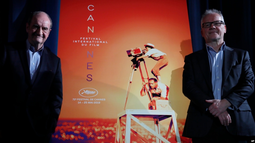 El director del Festival de Cannes, Thierry Fremaux (derecha) y el presidente del evento, Pierre Lescure, durante el anuncio de las películas que participan este año. 18/4/19. (AP Foto/Francois Mori).