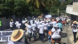 Journalists, joined by supporters, march in the streets of Port-au-Prince, Haiti, in honor of their murdered colleague, June 16, 2019. (M. Vilme/VOA Creole)