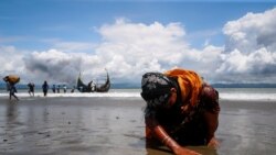 Seorang pengungsi perempuan Rohingya bersujud setelah melewati perbatasan Bangladesh-Myanmar dengan kapal melalui Selat Benggala, di Shah Porir Dwip, Bangladesh, 11 September 2017.