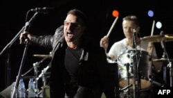 Ngôi sao nhạc Rock, Bono, ca sĩ chính của ban nhạc U2 đã trải qua một cuộc giải phẩu, khiến U2 phải hoãn chặng tới trong chuyến lưu diễn vòng quanh thế giới