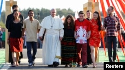 Le pape François en promenades avec les jeunes lors de la Journée Mondiale de la Jeunesse, Pologne le 30 juillet 2016.