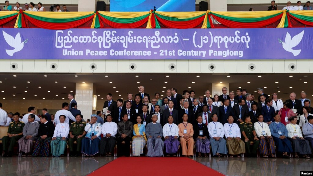 ၂၁ ရာစု ပင္လံုညီလာခံ အဖြင့္မွာ အစိုးရနဲ႔ တိုင္းရင္းသား ေခါင္းေဆာင္ေတြ စုုေပါင္းဓာတ္ပံုရိုက္။ ဓာတ္ပံု - ရိုုက္တာ။ 