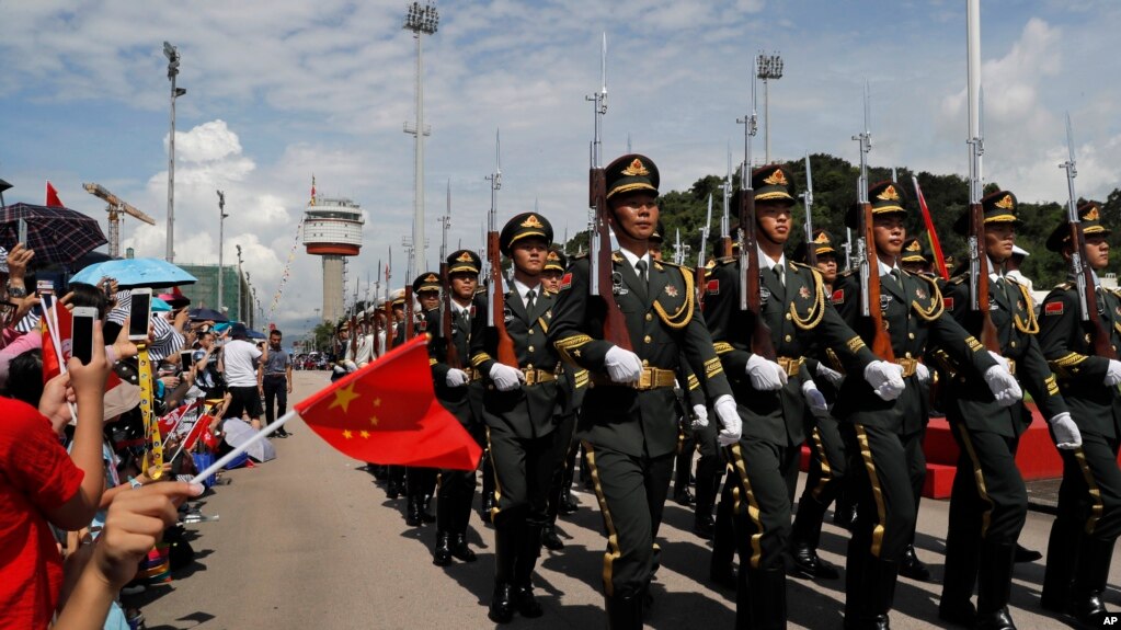 中国驻港部队2019年6月30日在香港昂船洲海军基地为纪念香港主权移交22周年举行升旗仪式。(photo:VOA)