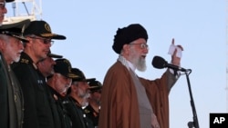 이란 최고자 아야톨라 알리 하메네이가 지난 5월 테헤란에서 열린 혁명수비대 간부 임관식에서 연설하고 있다.