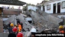 Petugas penyelamat terlihat di lokasi runtuhnya sebuah restoran di Xiangfen, Provinsi Shanxi, China, 29 Agustus 2020. (Foto: cnsphoto via REUTERS)