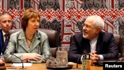 Le ministre iranien des Affaires étrangères Mohammad Javad Zarif (à dr.) et Catherine Aston, durant la reprise des pourparlers sur le programme nucléaire de l’Iran