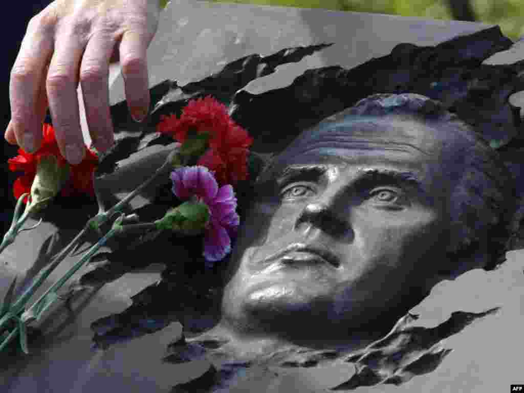Митинское кладбище в Москве. Памятник Анатолию Шаповалову, инженеру реактора №4 АЭС в Чернобыле