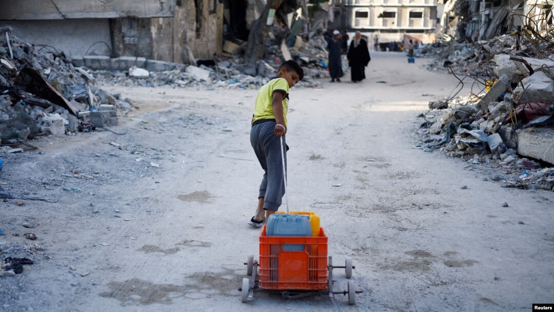 Palestinsko dijete vuče kontejnere s vodom, usred sukoba između Izraela i Hamasa koji je u toku, u južnom gradu Gaze, 3. juna 2024.