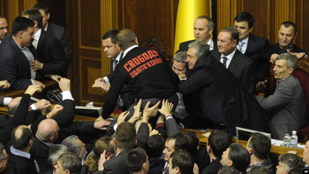 Beberapa anggota parlemen terlibat perkelahian di dalam gedung parlemen Ukraina di Kiev, saat berlangsungnya sidang pertama parlemen yang baru terbentuk di negara itu (12/12).