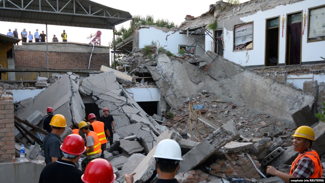 Petugas penyelamat terlihat di lokasi runtuhnya sebuah restoran di Xiangfen, Provinsi Shanxi, China, 29 Agustus 2020. (Foto: cnsphoto via REUTERS)