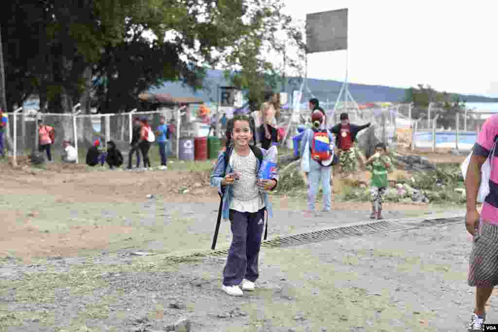 Incluso los pequeños deben caminar larhas distancia y llevar parte de sus pertenencias a sus espaldas. Sus familias van a busca de una nueva vida. (Foto: Diego Huertas)