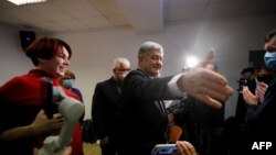 Mantan Presiden Ukraina Petro Poroshenko (tengah) menyapa para jurnalis saat menghadiri konferensi pers di Warsawa, 16 Januari 2022. (Aleksey Filippov / AFP)