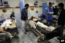 Kabildə seçki məntəqəsinə hücumda yaralanan insanlar