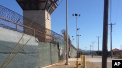 Pogled spolja na Kamp 6 pritvornog centra u američkoj bazi u Zalivu Gvantanamo na Kubi 