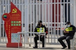 保安人員看守北京國際會展中心，海外抵達北京的旅客都要在這裡接受集中隔離與檢測。（2020年3月15日）
