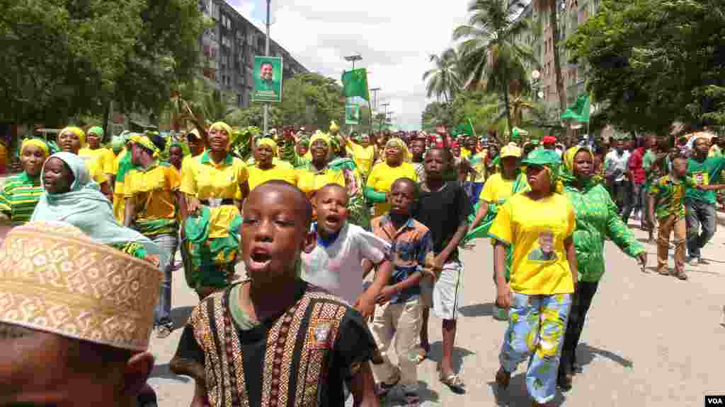 Wafuasi wa CCM Zanzibar wakiandamana kwa furaha kutokana na ushindi wa Dr Ali Mohamed Shein.