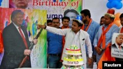 Miembros del grupo Hindu Sena, en India, celebran el cumpleaños número 70 de Donald Trump, en Nueva Delhi, el martes, 14 de junio de 2016.