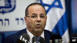 El ministro de comunicaciones israelí, Ayoob Kara, habló en una conferencia de prensa en Jerusalén, el domingo, 6 de agosto de 2017. 