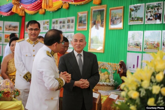 ព្រះមហាក្សត្រខ្មែរសម្តេចព្រះបាទនរោត្តម សីហមុនី ក្នុងព្រះរាជពិធីច្រត់ព្រះនង្គ័ល រៀបចំឡើងនៅទីរួមខេត្តតាកែវ កាលពីថ្ងៃ២២ ខែឧសភា ឆ្នាំ២០១៩។ (រូបថតផ្តល់ឲ្យដោយ VOD)