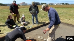 Southern Oregon University archaeology field school participants unearthed the remains of Miner's Fort in Curry County. The pioneer militia redoubt was besieged near the end of the Rogue River Indian War in 1856. (Tom Banse for VOA)