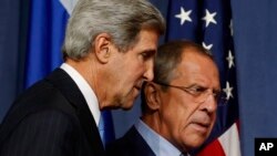 Menlu AS John Kerry (kiri) dan Menlu Rusia Sergei Lavrov melangsungkan pembicaraan serius mengenai Suriah di Jenewa, Swiss hari Kamis (12/9).