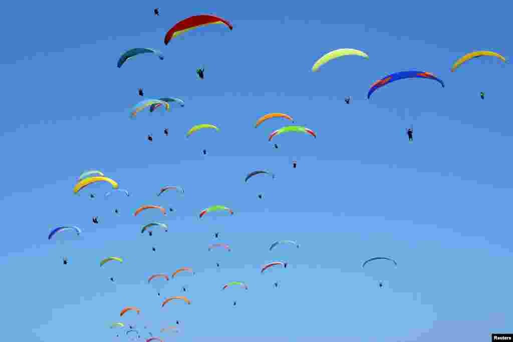 Paraquedistas enchem os céus de Gunung Payung, em Bali, na Indonésia.