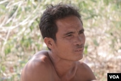 Sao Hea, Khean Narom’s husband, tells VOA Khmer about his wife's injury in Snuol district’s Kranhuong Senchey commune, Kratie province, March 2, 2019. (Sun Narin/VOA Khmer)
