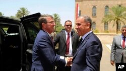 11일 이라크를 방문한 애슈턴 카터(왼쪽) 미국 국방장관이 칼리드 알오베이디 이라크 국방장관과 회담을 마친 뒤 이라크 국방부 청사를 떠나며 악수하고 있다. 