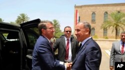 Le chef du Pentagone Ash Carter et son homologue irakien Khaled al-Obeidi, Bagdad, Irak, le 11 juillet 2016.(AP Photo)