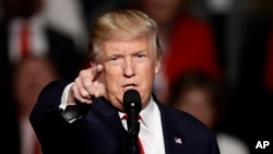 Tổng thống đắc cử Donald Trump phát biểu trong một cuộc mít tinh ở Hershey, Pennsylvania, 15/12/2016.