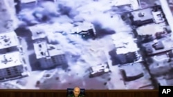 Trung tướng Nga Sergei Rudskoi phát biểu trong một cuộc họp báo tại Bộ Quốc phòng Nga ở Moscow, Nga, 13/10/2016. Ông Rudskoi nói rằng máy bay chiến đấu của Nga đã không nhắm vào các khu dân cư mà chỉ tấn công các cơ sở của phiến quân gần Aleppo.
